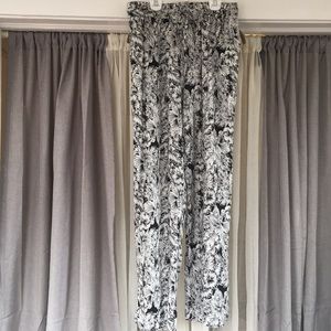 NWOT ⭐️ B&W Floral Pants 3X